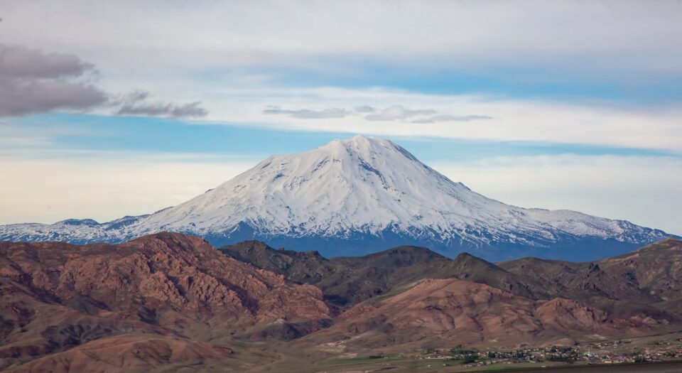 Panoramiczny widok na ośnieżony szczyt Góry Ararat w Turcji