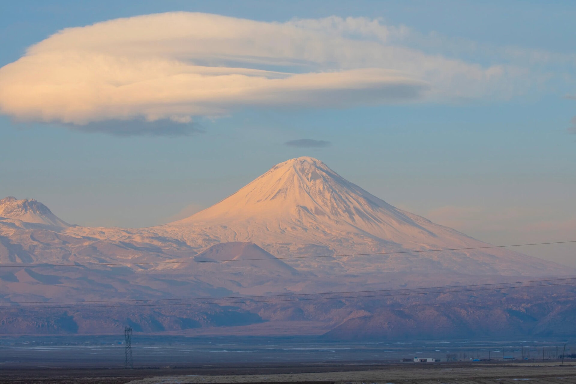 Widok na Górę Ararat w Turcji o świcie