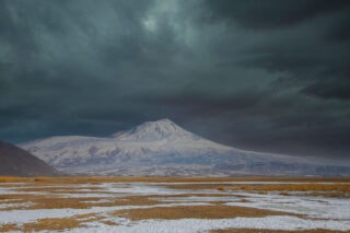 Góra Ararat w Turcji pod burzowym niebem