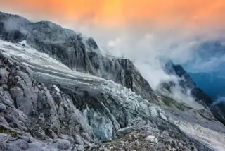 Zachód słońca nad masywem Jade Dragon Snow Mountain w Yunnan