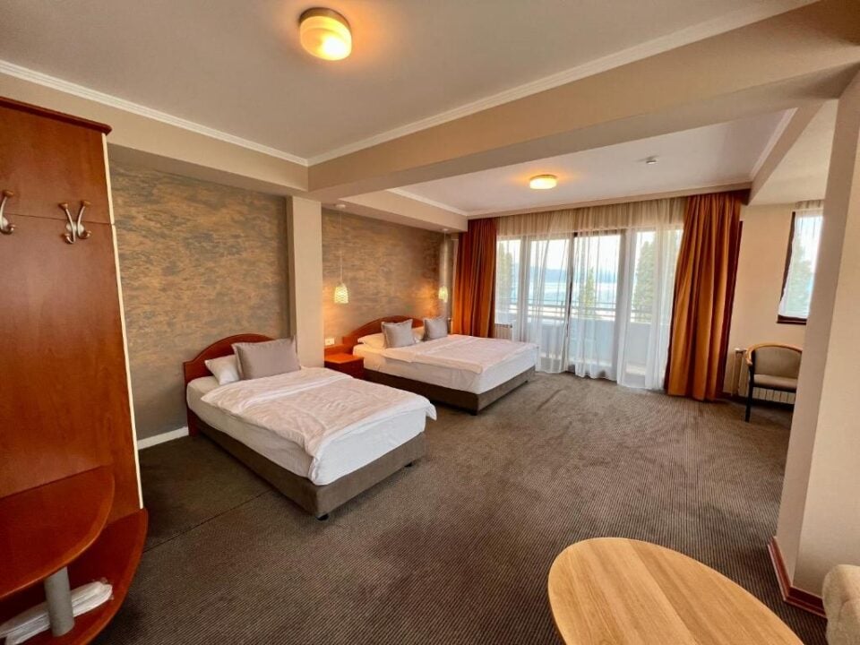Pok&oacute;j hotelowy w Albanii z dwoma dużymi ł&oacute;żkami i balkonem