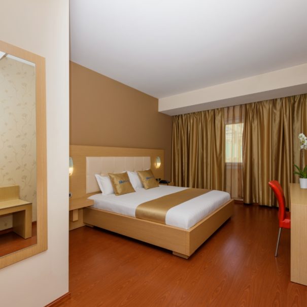 Nowoczesny pok&oacute;j hotelowy w Albanii z dużym ł&oacute;żkiem