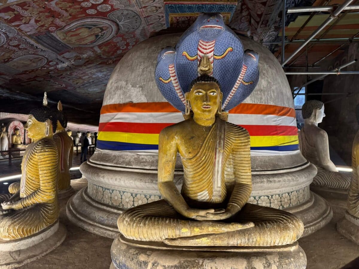 Posąg Buddy w skalnej świątyni Dambulla na Sri Lance