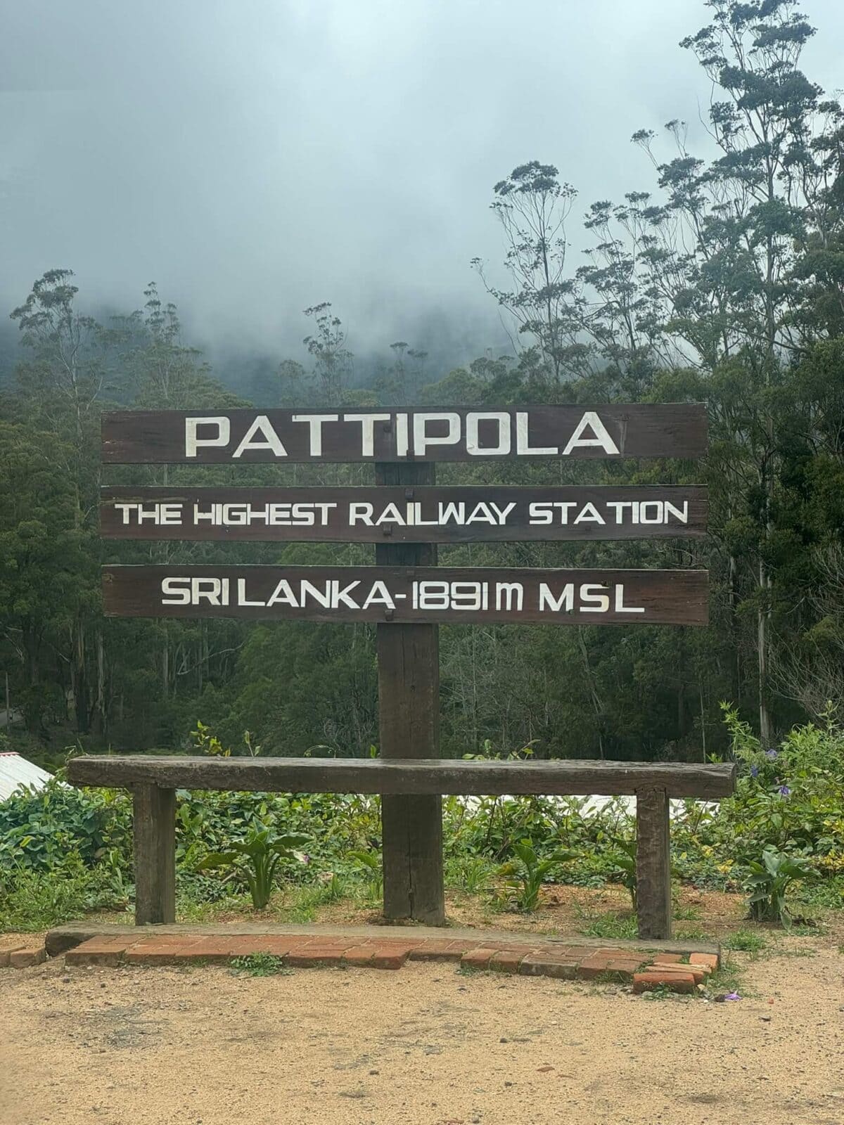 Tablica informacyjna stacji kolejowej Pattipola w górach Sri Lanki
