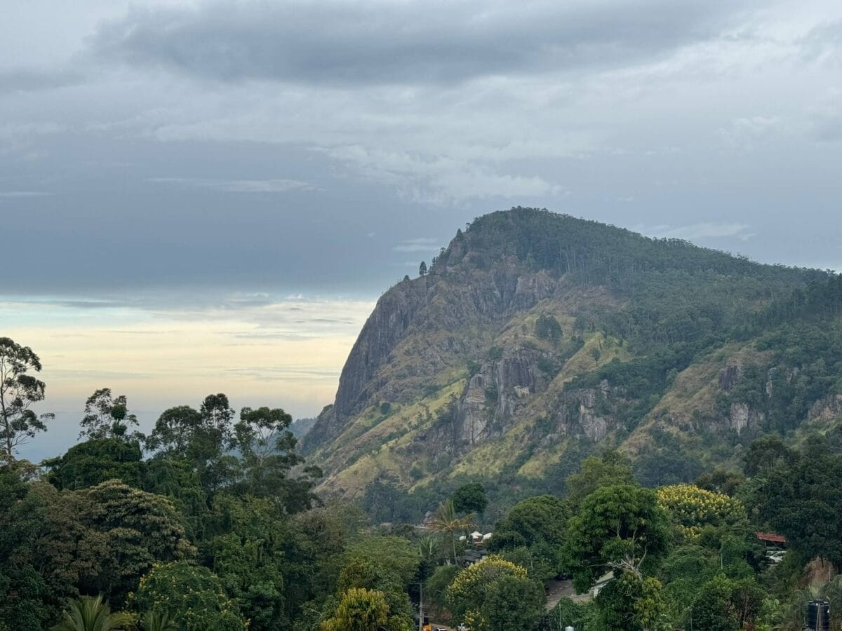 Widok na górę Ella Rock w Sri Lance o poranku
