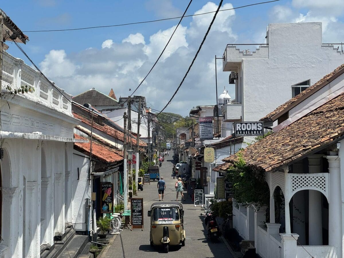 ChatGPT powiedział:Ulica w kolonialnym forcie Galle z tuk-tukiem na Sri Lance