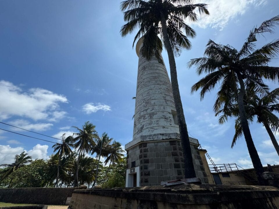 Latarnia morska Galle Lighthouse w kolonialnym forcie Sri Lanki