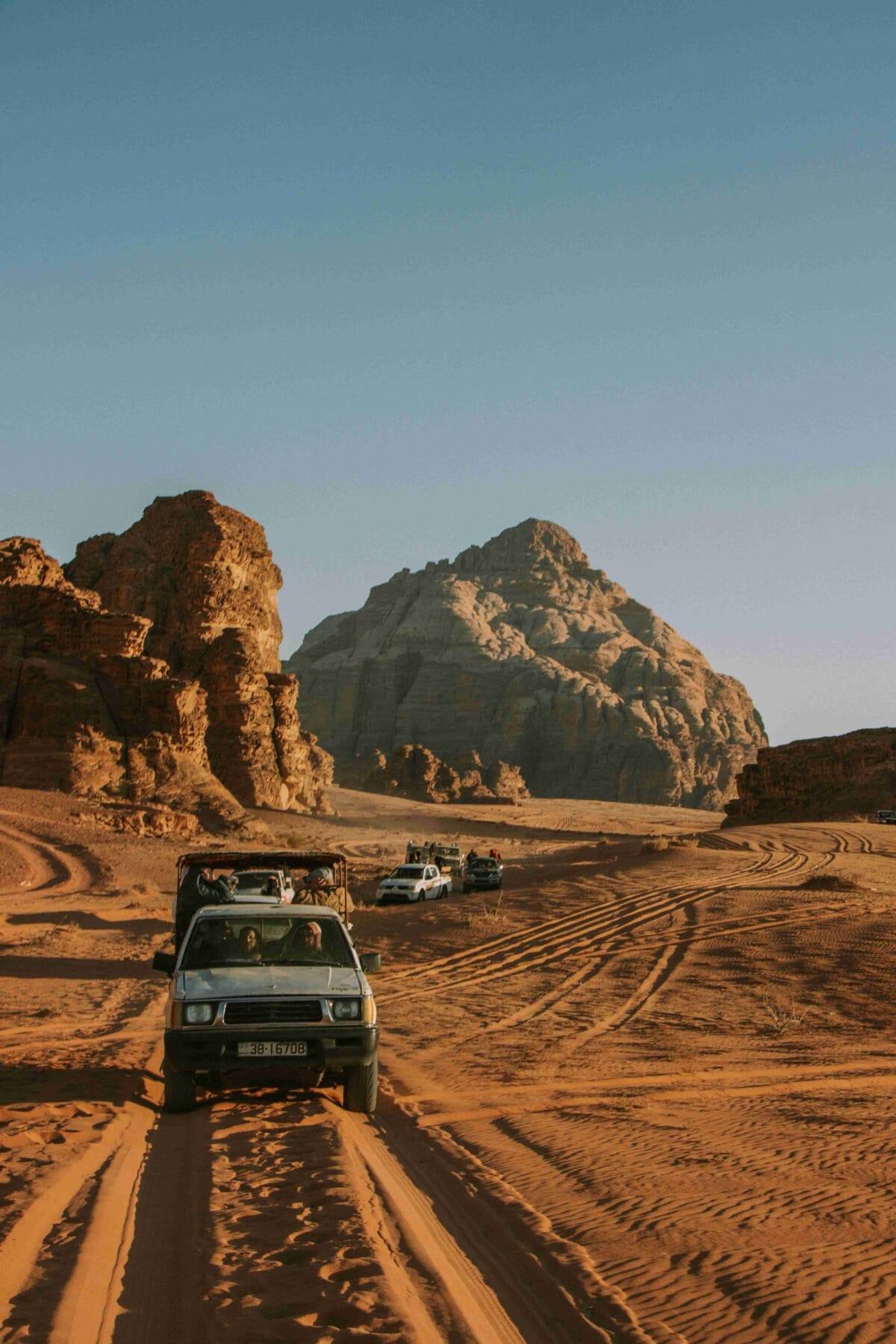 Jeep jadący przez pustynię Wadi Rum w Jordanii