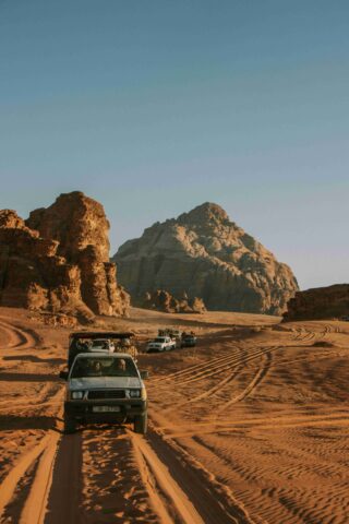 Jeep jadący przez pustynię Wadi Rum w Jordanii