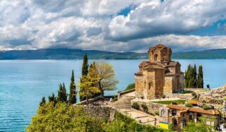 Cerkiew św. Jana Kaneo nad Jeziorem Ochrydzkim w Albanii