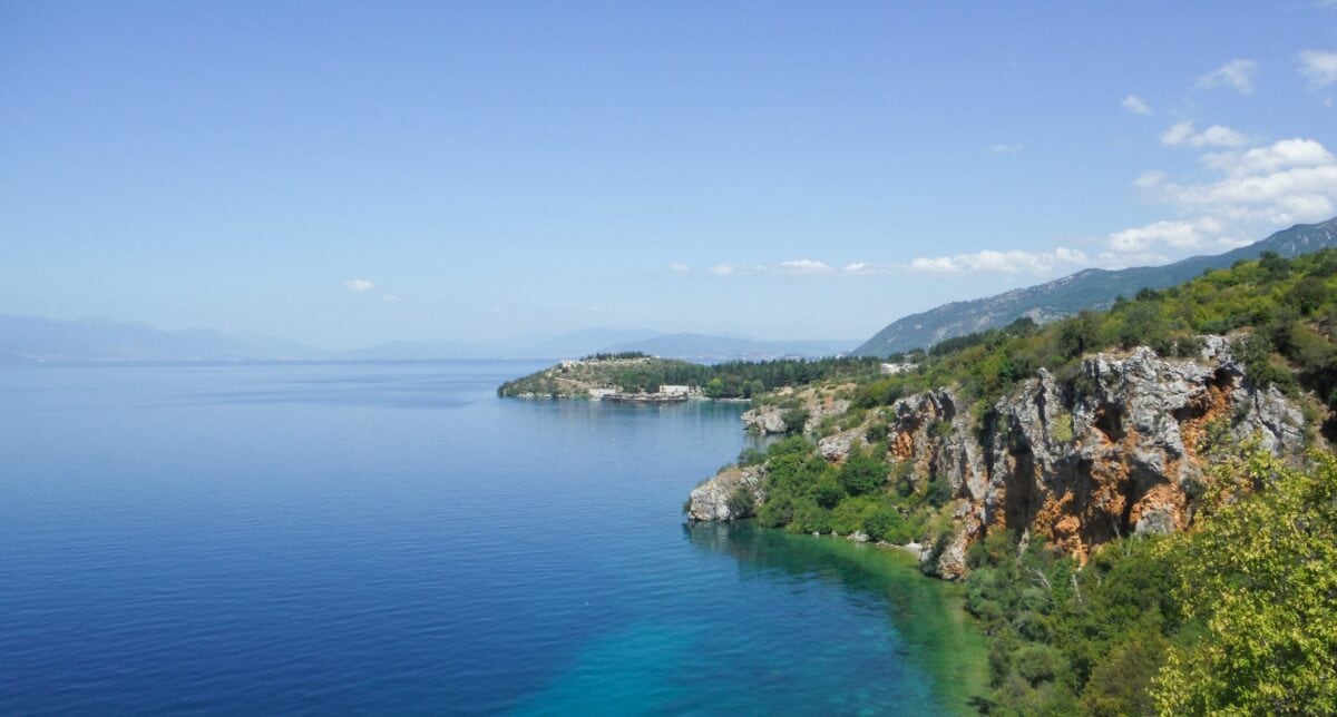 Widok na Jezioro Ochrydzkie w Albanii z klifami i błękitną wodą