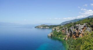 Widok na Jezioro Ochrydzkie w Albanii z klifami i błękitną wodą