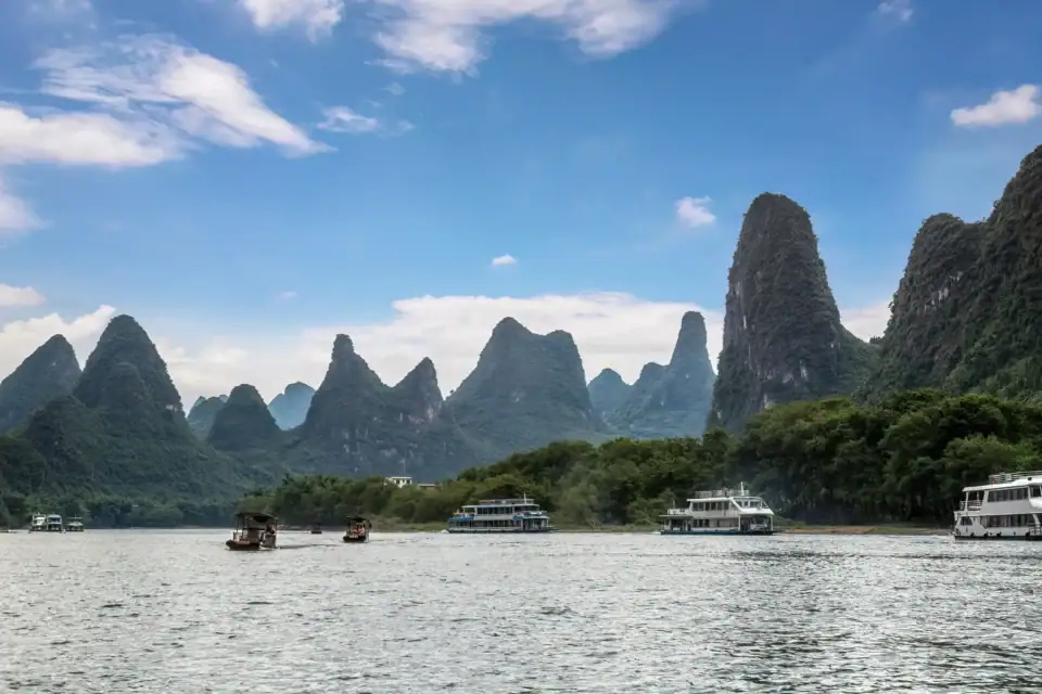 Łodzie na rzece Li wśród gór krasowych w regionie Guilin – rowerem przez południe Chin