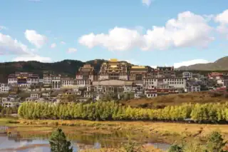 Panorama klasztoru Songzanlin w Shangri-La w prowincji Yunnan