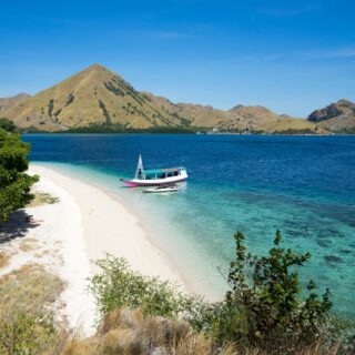 Plaża i łódź na wyspach Komodo i Rinca, Flores, Indonezja