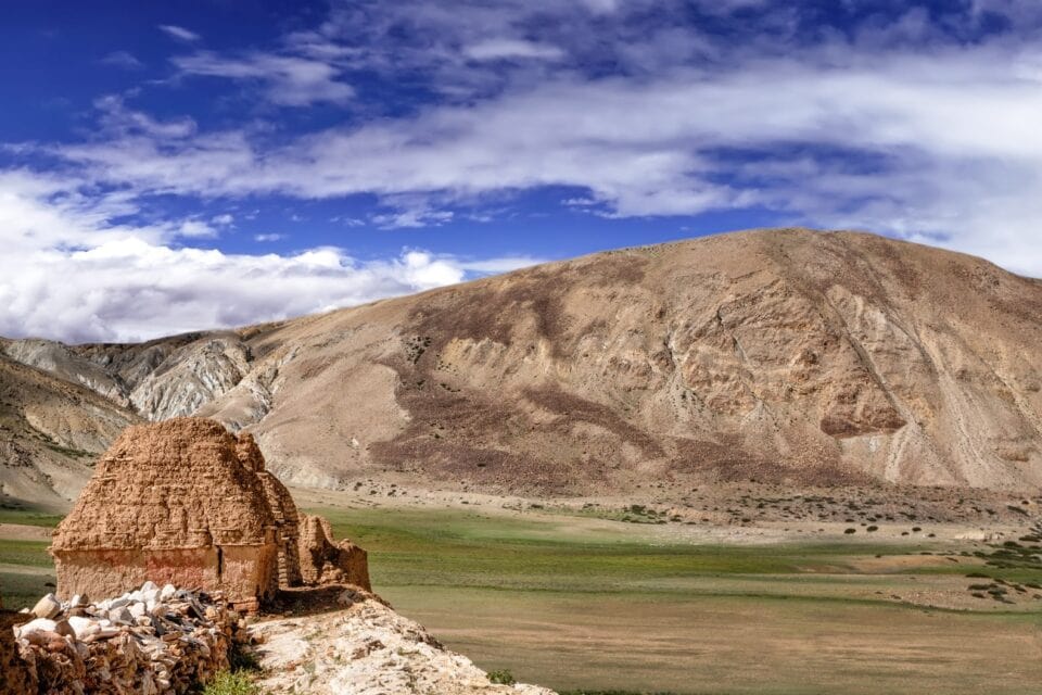 Dolina Kailash Tybet – surowy, pustynny krajobraz z nagimi wzgórzami u podnóża świętej góry