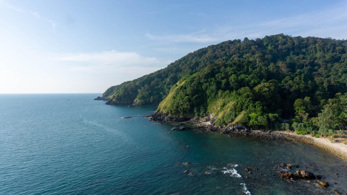 Wybrzeże Koh Lanty z zielonymi wzgórzami i turkusowym morzem w Tajlandii.