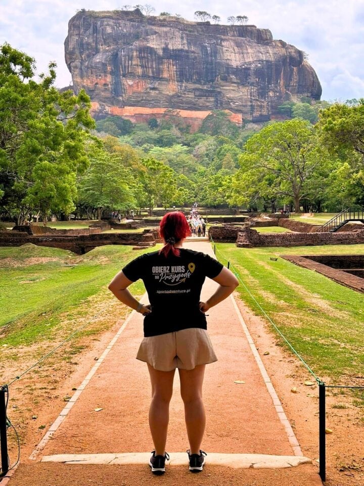 Sigiriya Lion Rock Sri Lanka – turystka na ścieżce widokowej