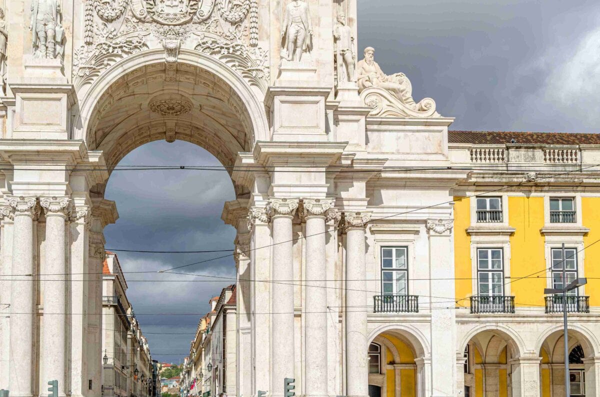 Lizbona – łuk Rua Augusta na placu Praça do Comércio