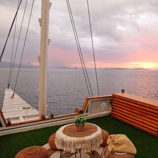 Rejs łodzią po Parku Narodowym Komodo, Flores, Indonezja – zachód słońca na morzu