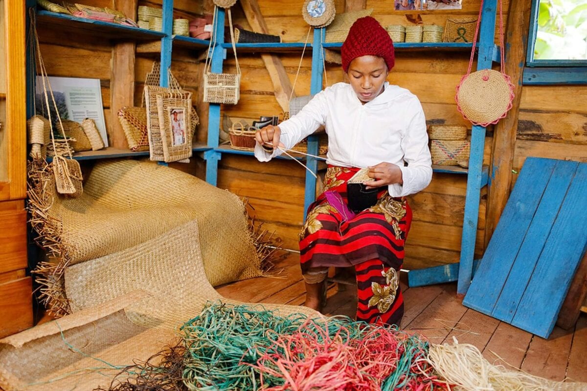 Lokalny rzemieślnik w tradycyjnym warsztacie – kultura Madagaskaru