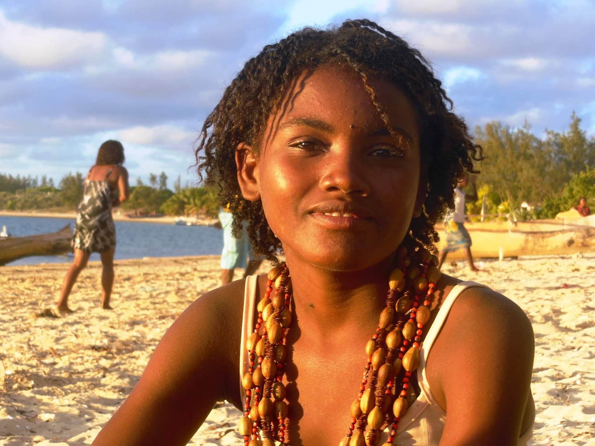 Mieszkanka Madagaskaru na plaży – spotkanie z lokalną społecznością