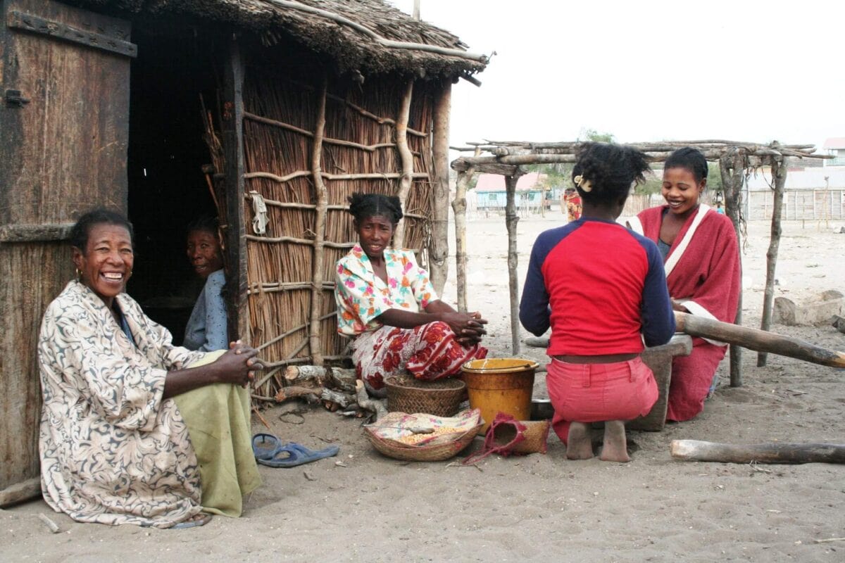 Lokalna społeczność Madagaskaru – codzienne życie przed tradycyjną chatą