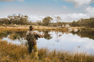 wędkarz łowiący na muchę w Australii
