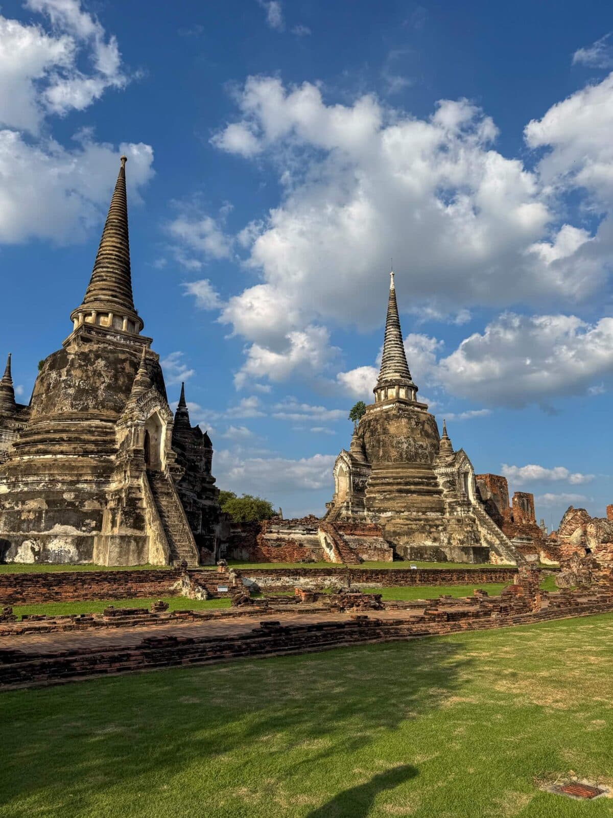 Historyczna świątynia Wat Chaiwatthanaram w Ayutthayi z charakterystycznymi prangami na tle nieba.