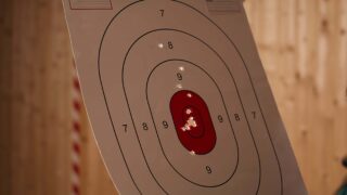 Tarcza strzelnicza z trafieniami w środek – efekt zajęć na strzelnicy