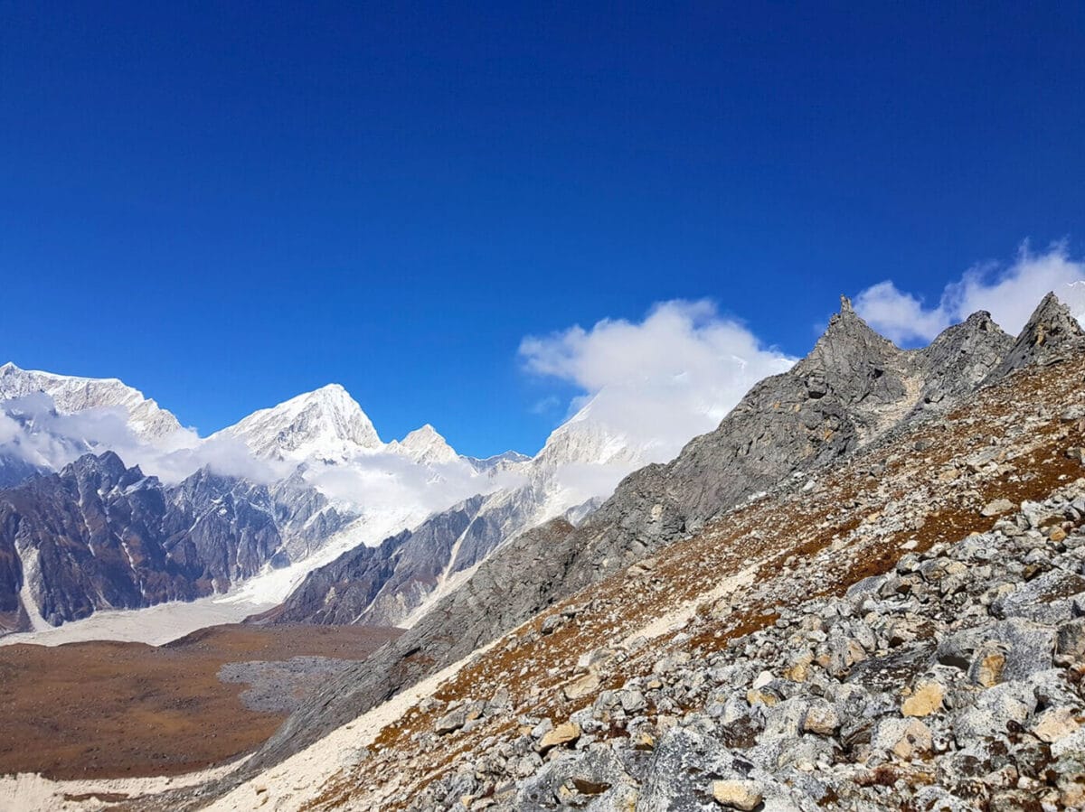 Wysokogórski krajobraz w rejonie przełęczy Larkya La – surowe zbocza i śnieżne szczyty Himalajów w regionie Manaslu, Nepal