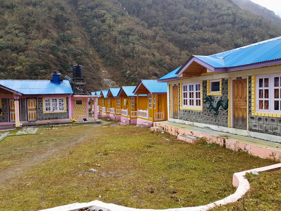 Kolorowe domki gościnne dla trekker&oacute;w w Himalajach &ndash; tradycyjne lodge w regionie Manaslu, Nepal