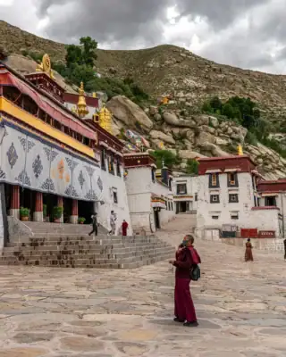 Mnich tybetański na dziedzińcu klasztoru Sera w Lhasie – wyprawa do Tybetu