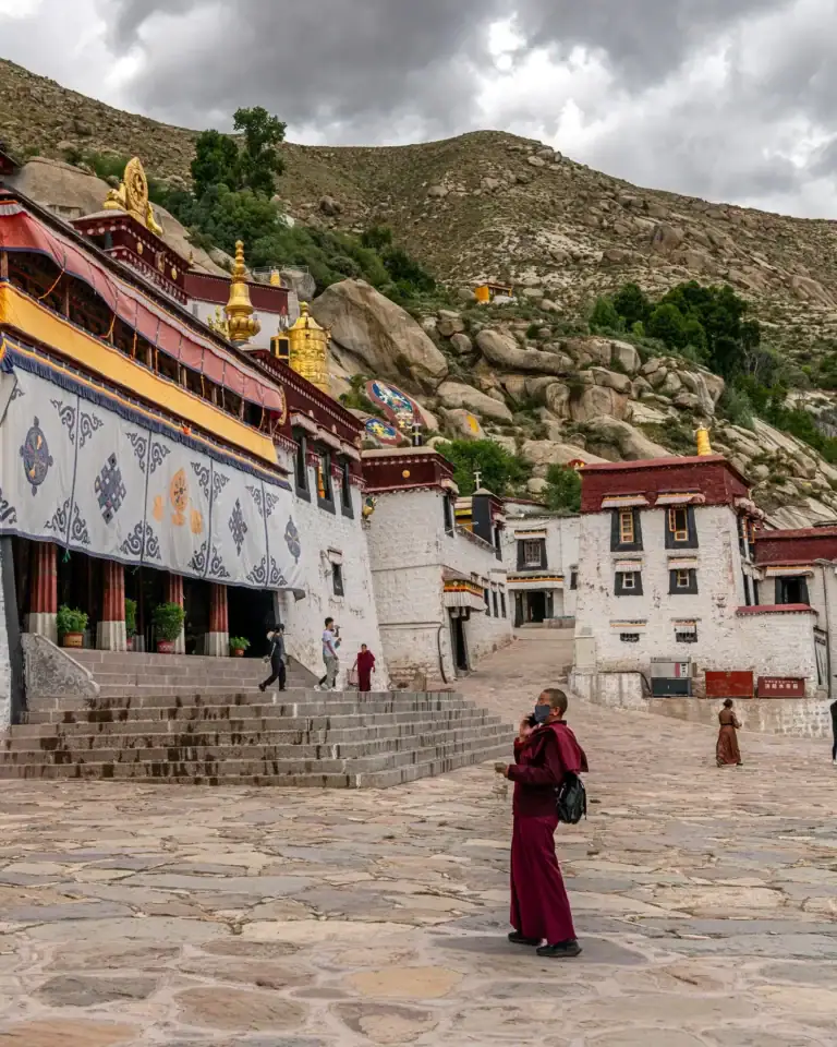Mnich tybetański na dziedzińcu klasztoru Sera w Lhasie – wyprawa do Tybetu