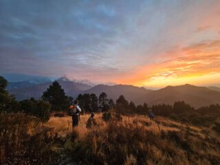 Panorama Mustangu o zachodzie słońca
