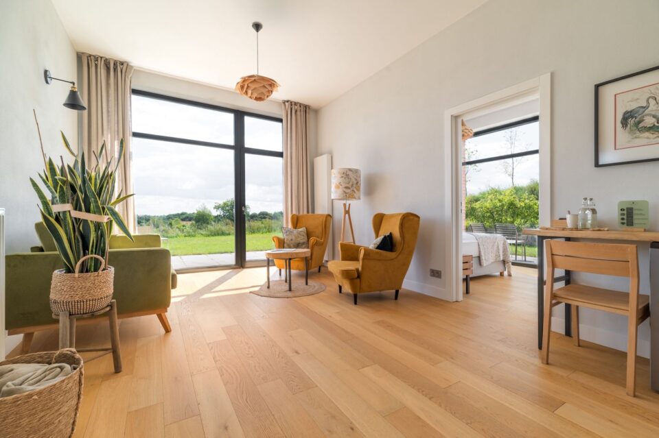 Przestronny apartament w siedlisku Nad Rogalami z widokiem na naturę.