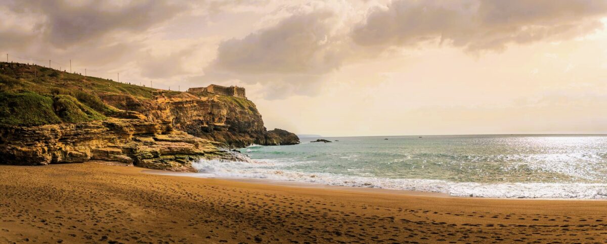 Plaża i klify w Nazaré w Portugalii