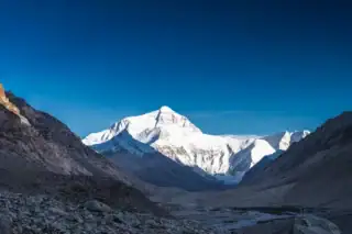 ) Północna ściana Mount Everestu widziana z rejonu klasztoru Rongbuk – wyprawa do Tybetu