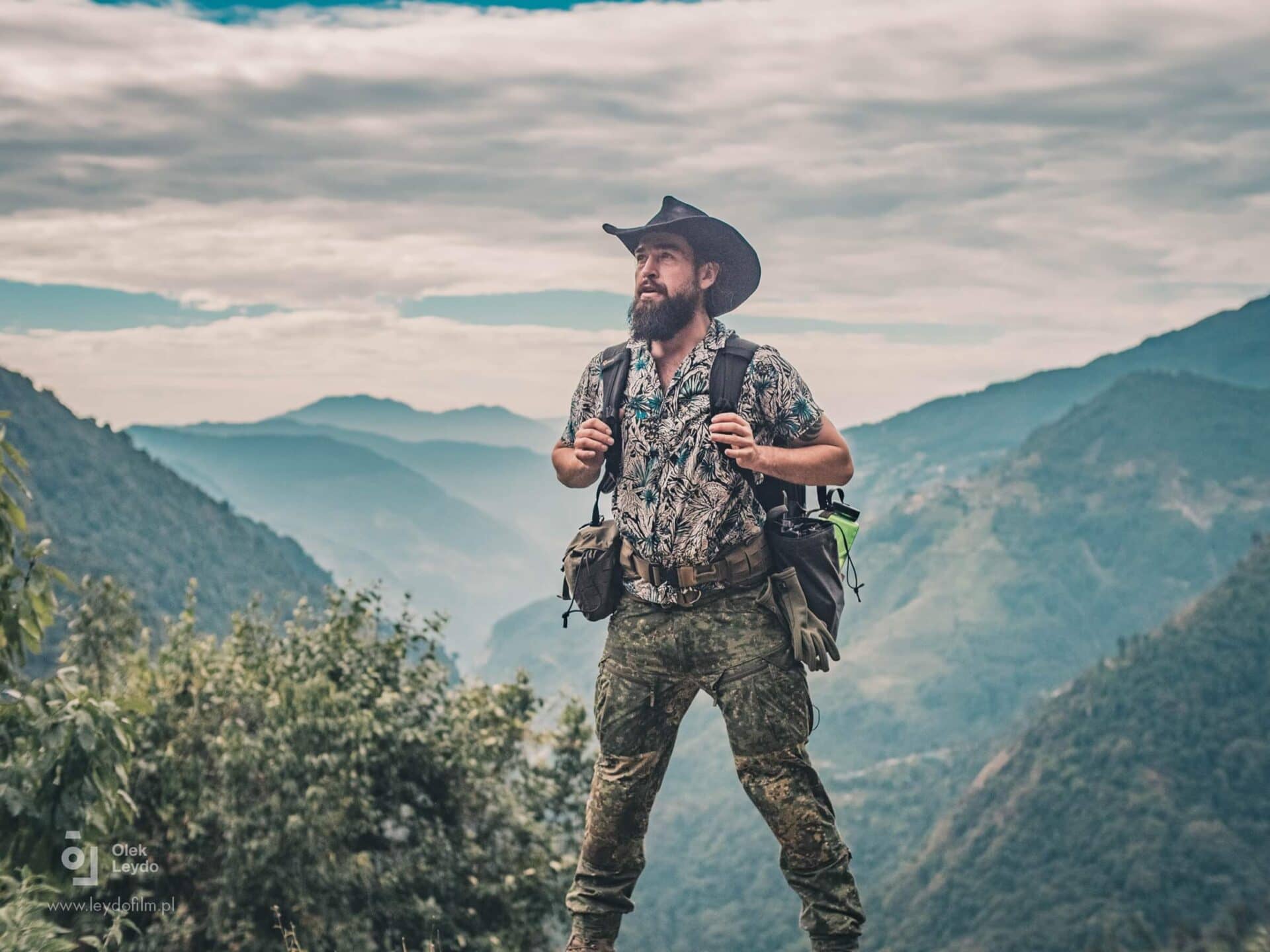 Wyprawa wysokogórska Nepal – uczestnik trekkingu w górskim krajobrazie