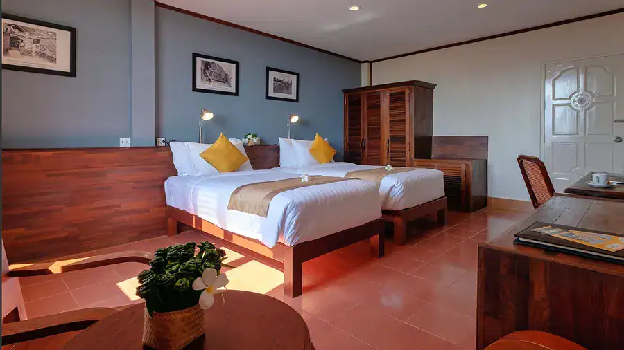 Pok&oacute;j dwuosobowy z dwoma ł&oacute;żkami w Pakse Hotel & Restaurant w Laosie, z nowoczesnym wyposażeniem i jasnym wnętrzem.