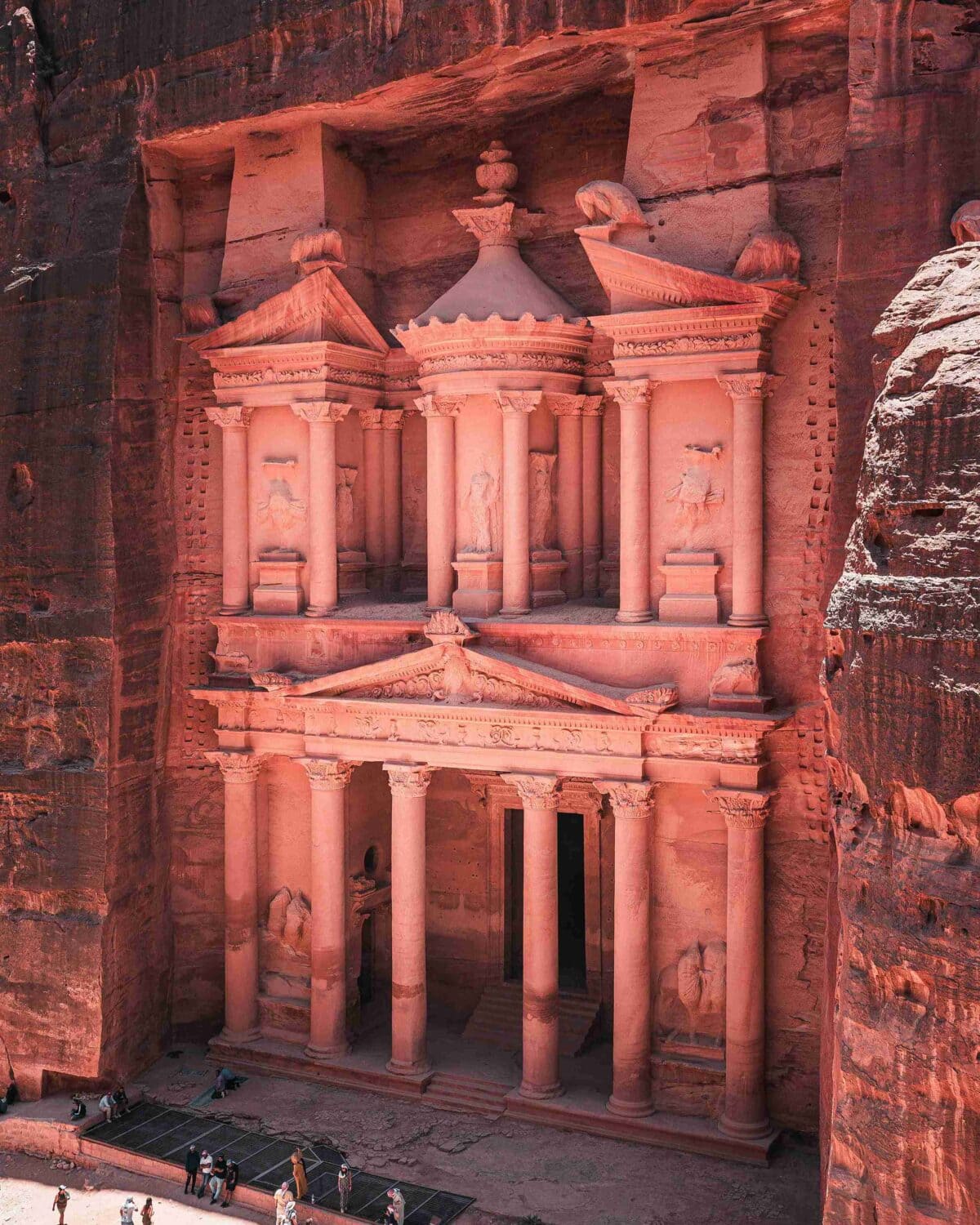 Skarbiec w Petrze w Wadi Musa – ikoniczna fasada Nabatejczyków oglądana podczas wyprawy do Jordanii