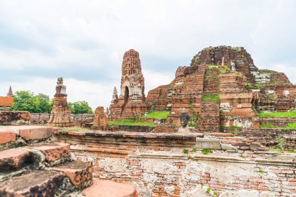 Zabytkowa architektura ruin Ayutthayi w Tajlandii.