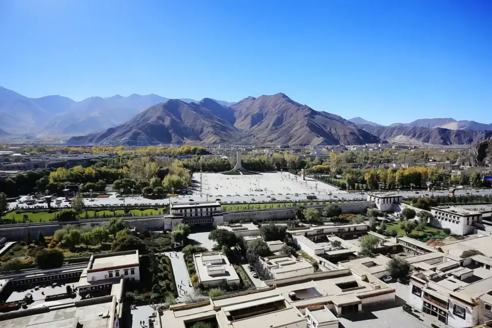 Panorama Lhasy widziana z Pałacu Potala