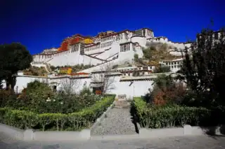 Pałac Potala w Lhasie od strony ogrodu, Tybet