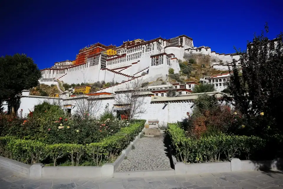 Pałac Potala w Lhasie od strony ogrodu, Tybet