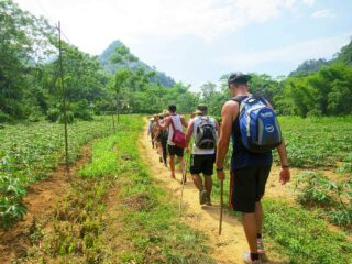Grupa turystów podczas trekkingu w Pu Luong w Wietnamie, zielone pola i górskie krajobrazy północnego Wietnamu