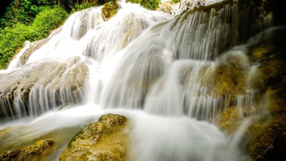 Wodospad Hieu w Pu Luong – kaskady spływające po wapiennych progach w otoczeniu tropikalnej zieleni.