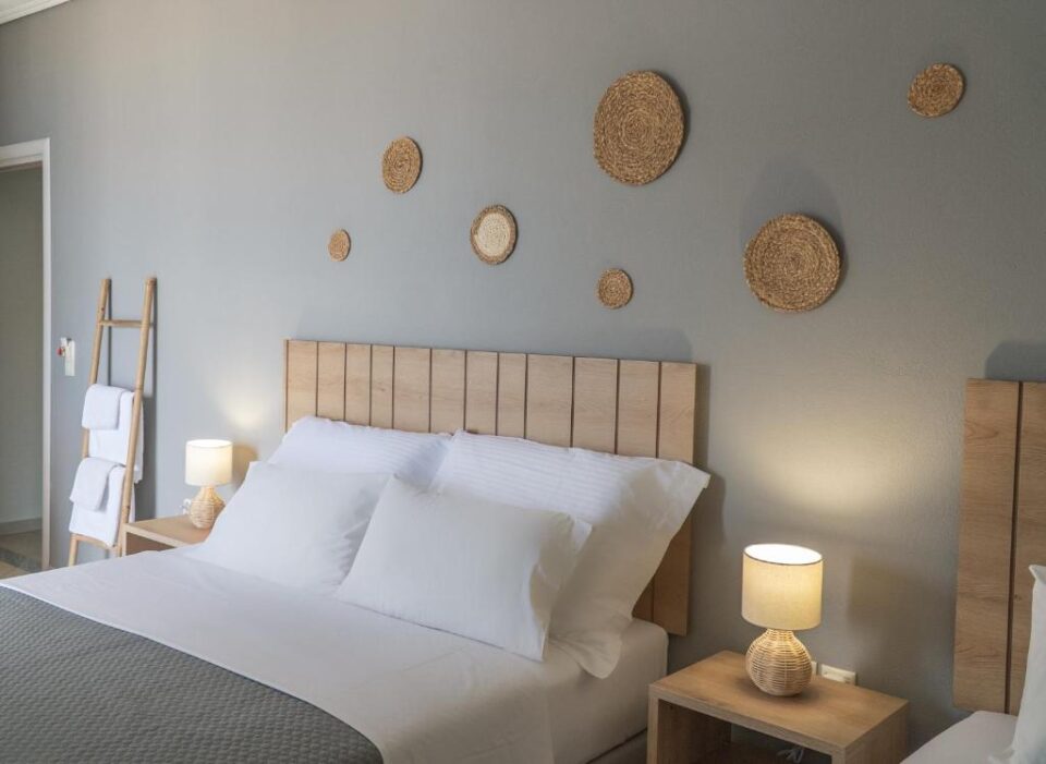 Przytulny pok&oacute;j hotelowy w Albanii z nowoczesnym wystrojem