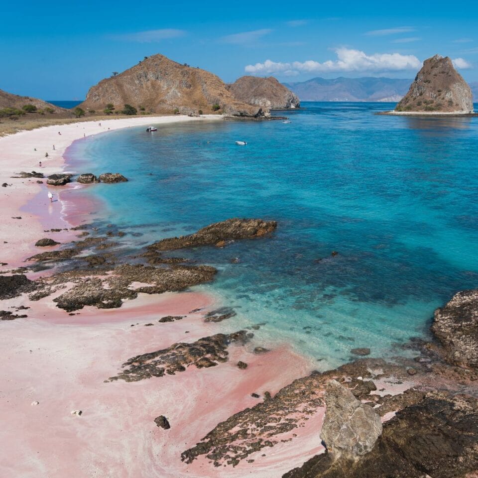Różowa Plaża Pantai Merah, Komodo, Flores, Indonezja