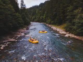 Rafting na rzece górskiej